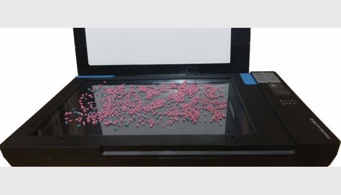 萬(wàn)深SC-P型大米加工精度檢測(cè)儀，又稱(chēng)大米加工精度儀，大米加工精度判定儀，大米留皮度檢測(cè)儀。是一款專(zhuān)用的大米加工精度檢測(cè)儀器。符合GB/T 5502-2018等標(biāo)準(zhǔn)。待測(cè)大米樣品經(jīng)專(zhuān)用染色劑（伊紅Y-亞甲基藍(lán)）染色后，大米上的留皮和胚為藍(lán)綠色，胚乳為紫紅色，儀器專(zhuān)用的智能識(shí)別軟件由大米留皮度及其占比來(lái)自動(dòng)分析出大米樣品的加工精度。該儀器主要適用于科研院所、檢測(cè)單位、碾米廠(chǎng)和流通企業(yè)等。