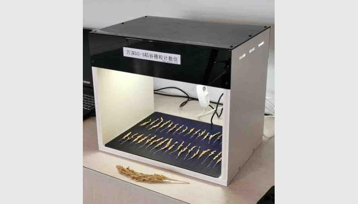 萬(wàn)深SC-S型稻谷穗形粒數(shù)考種儀，稻谷穗粒計(jì)數(shù)分析儀，稻穗計(jì)數(shù)分析儀。由800萬(wàn)像素自動(dòng)對(duì)焦拍攝箱體、智能化稻穗分枝數(shù)粒測(cè)長(zhǎng)軟件、穗枝放置與尺寸標(biāo)定板等組成。是免培訓(xùn)的傻瓜式分析儀，專(zhuān)用于水稻快速測(cè)產(chǎn)與育種考種。